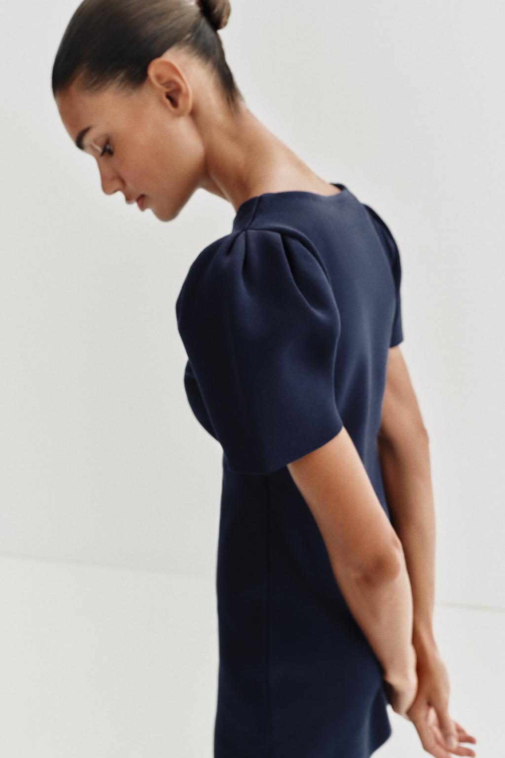 КОРОТКОЕ ТРИКОТАЖНОЕ ПЛАТЬЕ С ОБЪЕМНЫМИ РУКАВАМИ