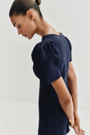 Короткое трикотажное платье с объемными рукавами- Заказать в России