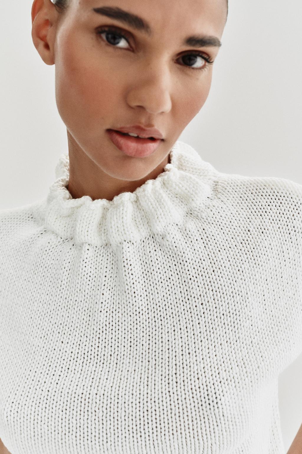 ТРИКОТАЖНЫЙ ТОП С ВОРОТНИКОМ СО СБОРКАМИ