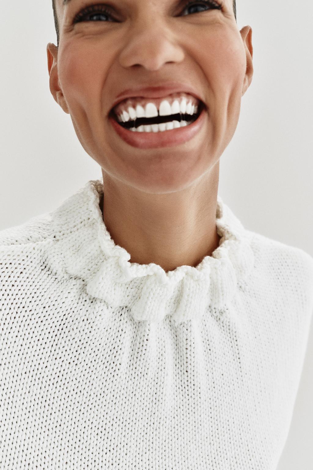 ТРИКОТАЖНЫЙ ТОП С ВОРОТНИКОМ СО СБОРКАМИ