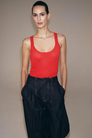 Топ из тонкого трикотажа без рукавов