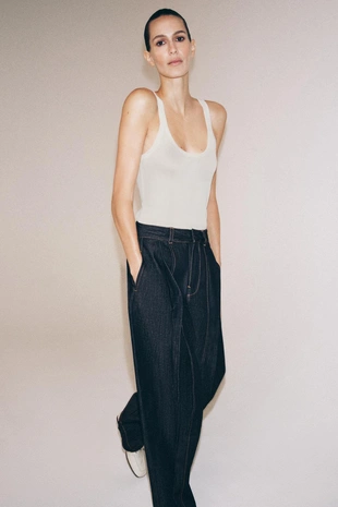 Топ из тонкого трикотажа без рукавов