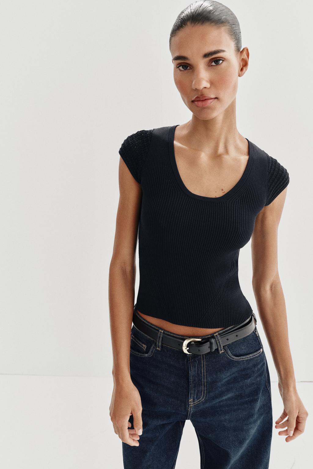 ТРИКОТАЖНЫЙ ТОП С КОМБИНИРОВАННЫМИ РУКАВАМИ