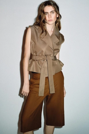 Двубортный жилет с ремнем- Заказать в России