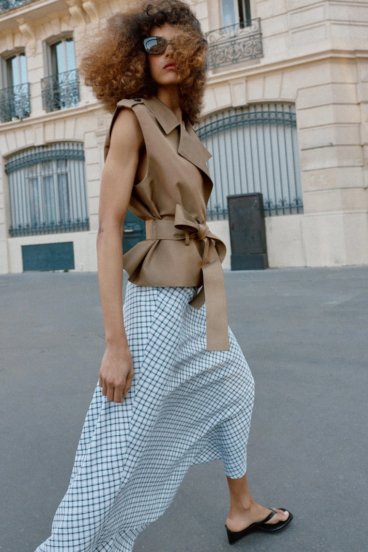 Жилет с двубортной застежкой на поясе и наплечниками