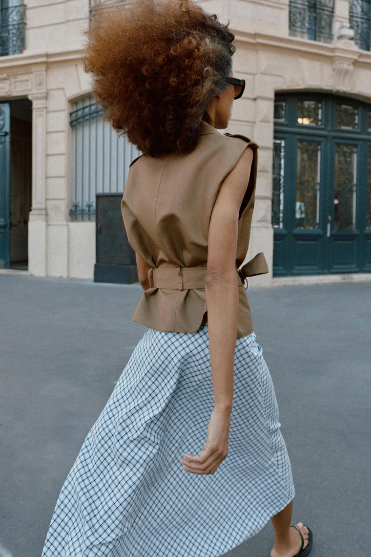 Жилет с двубортной застежкой на поясе и наплечниками