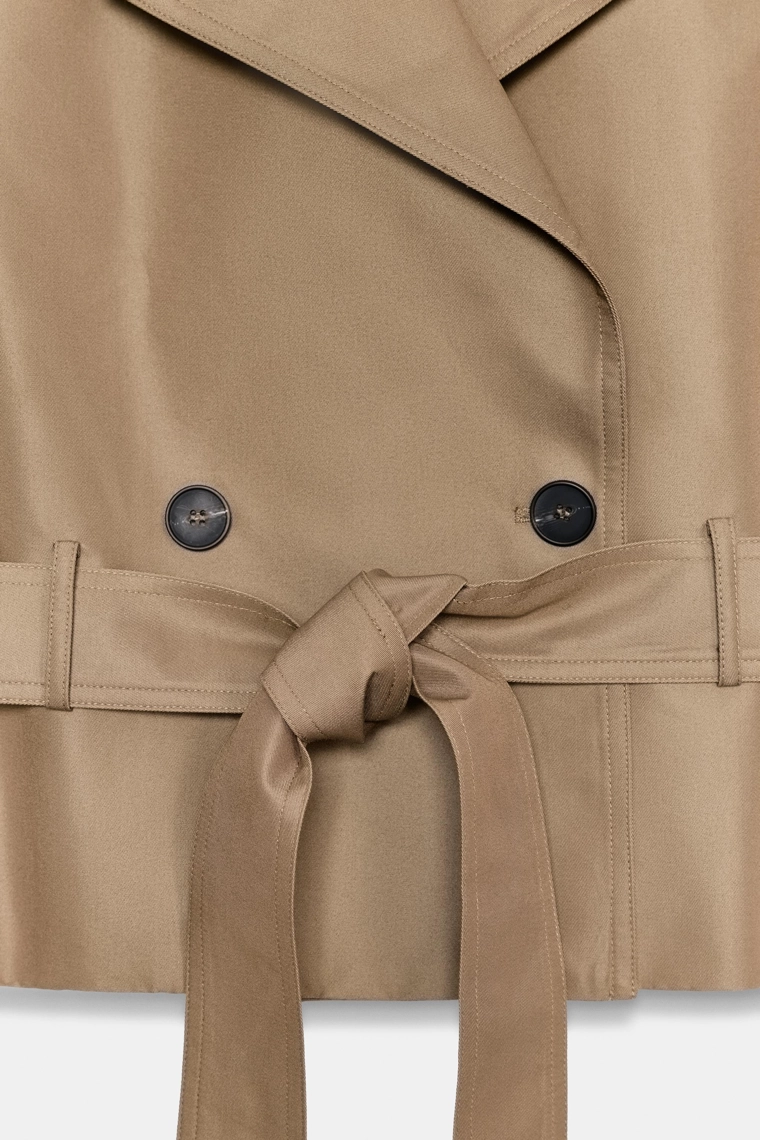 Жилет с двубортной застежкой на поясе и наплечниками