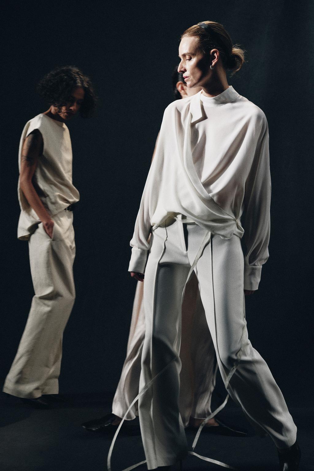 БЛУЗА НА ЗАПАХЕ ИЗ СТРУЯЩЕЙСЯ ТКАНИ — коллекция Zara «ZW»