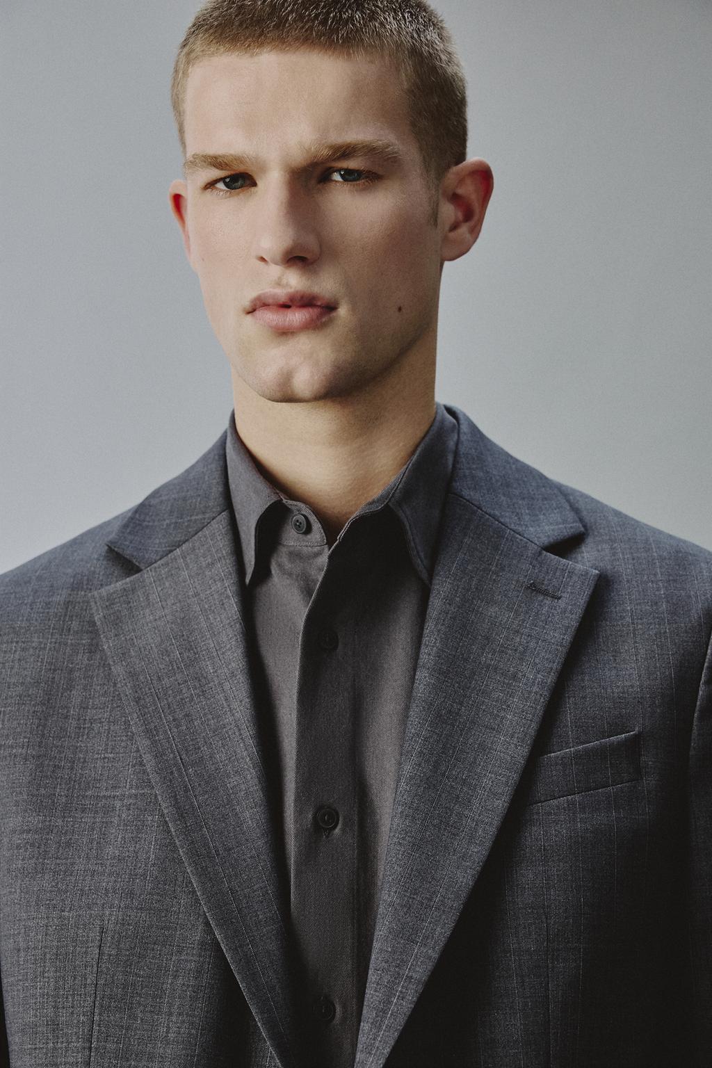 БЛЕЙЗЕР КЛАССИЧЕСКОГО КРОЯ В ПОЛОСКУ