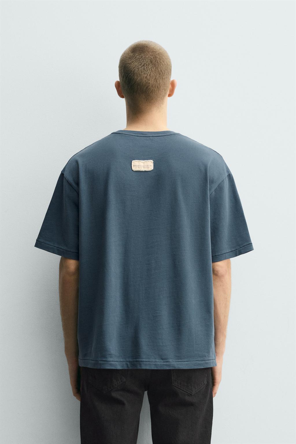 ФУТБОЛКА СВОБОДНОГО КРОЯ С НАШИВКОЙ