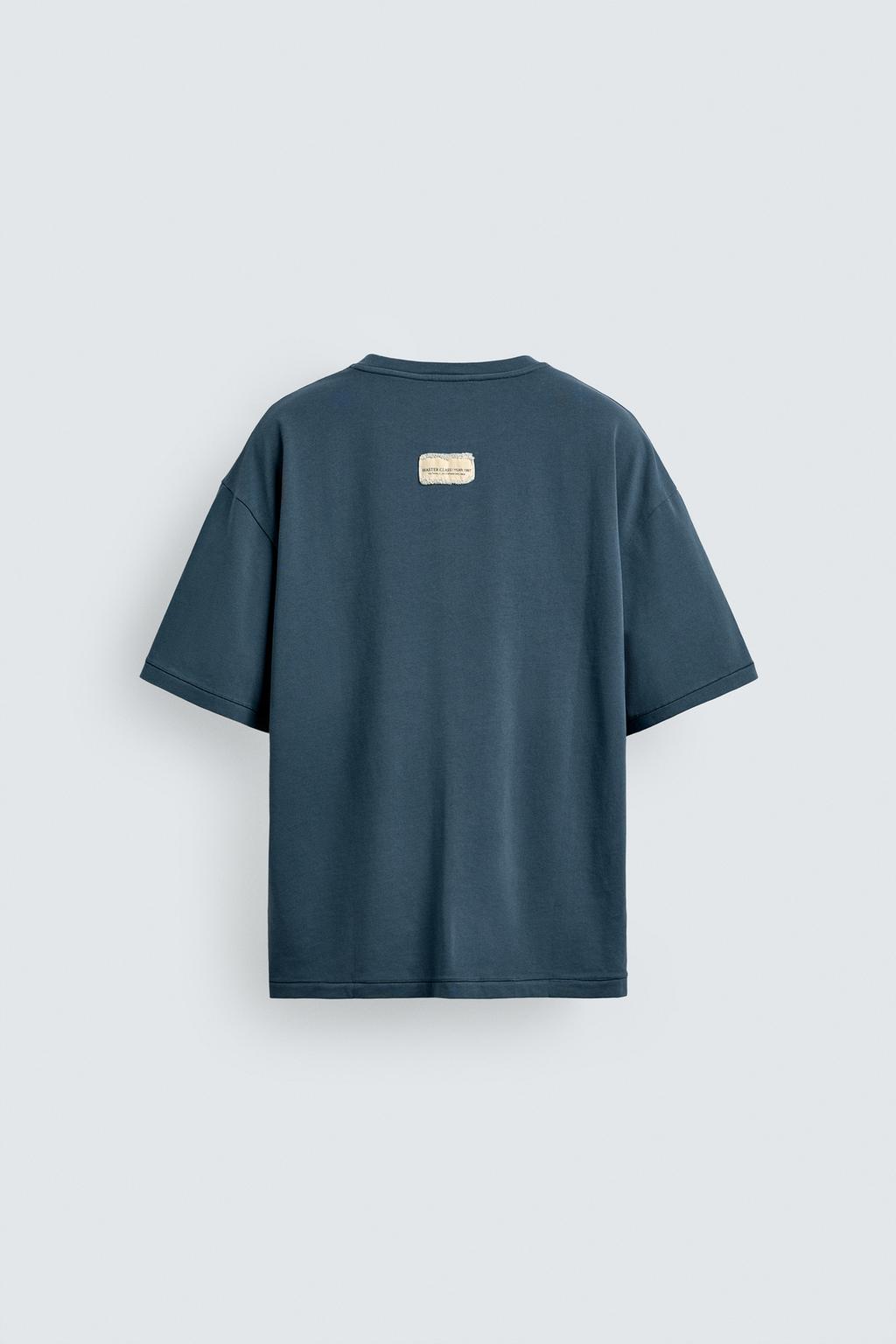 ФУТБОЛКА СВОБОДНОГО КРОЯ С НАШИВКОЙ