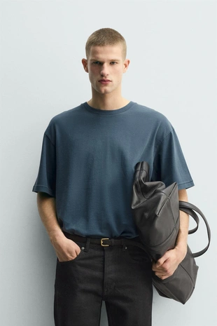 Футболка свободного кроя с нашивкой- Заказать в России