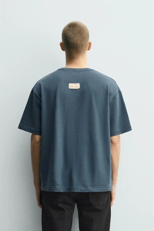 Футболка свободного кроя с нашивкой- Заказать в России