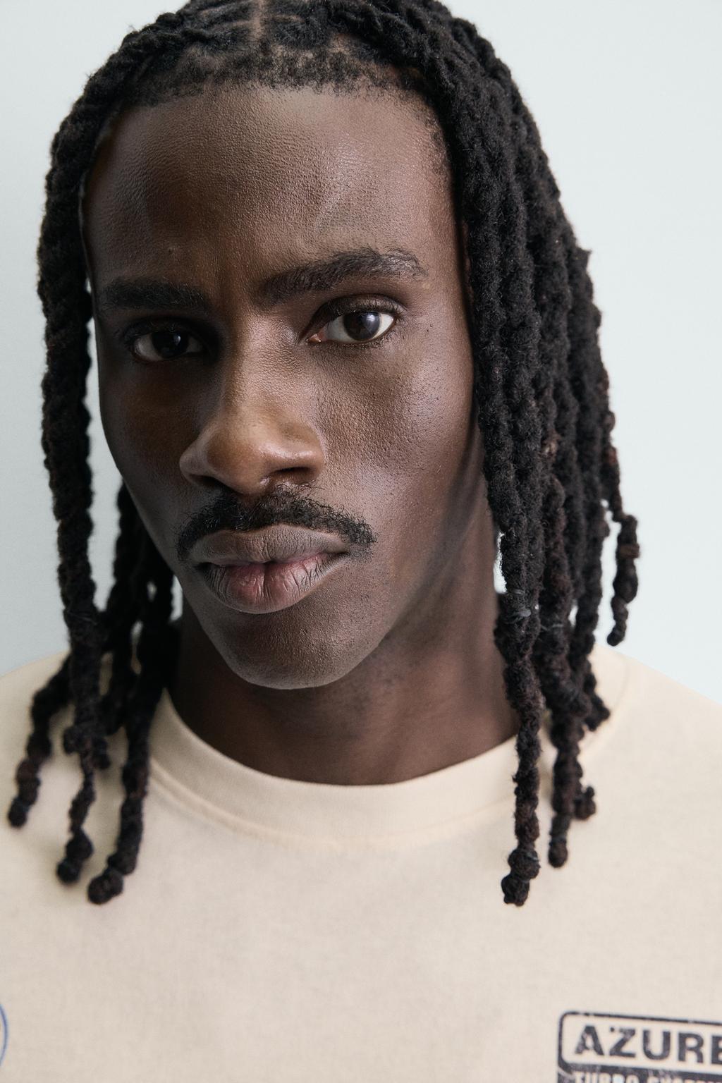 ФУТБОЛКА ИЗ ТКАНИ С ЭФФЕКТОМ ПОТЕРТОСТИ И ПРИНТОМ