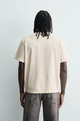 Футболка из ткани с эффектом потертости и принтом