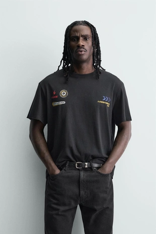 Футболка из ткани с эффектом потертости и принтом- Заказать в России