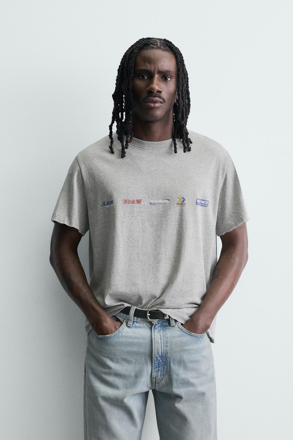 ФУТБОЛКА ИЗ ТКАНИ С ЭФФЕКТОМ ПОТЕРТОСТИ И ПРИНТОМ