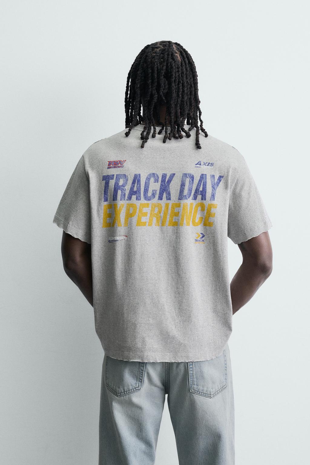 ФУТБОЛКА ИЗ ТКАНИ С ЭФФЕКТОМ ПОТЕРТОСТИ И ПРИНТОМ