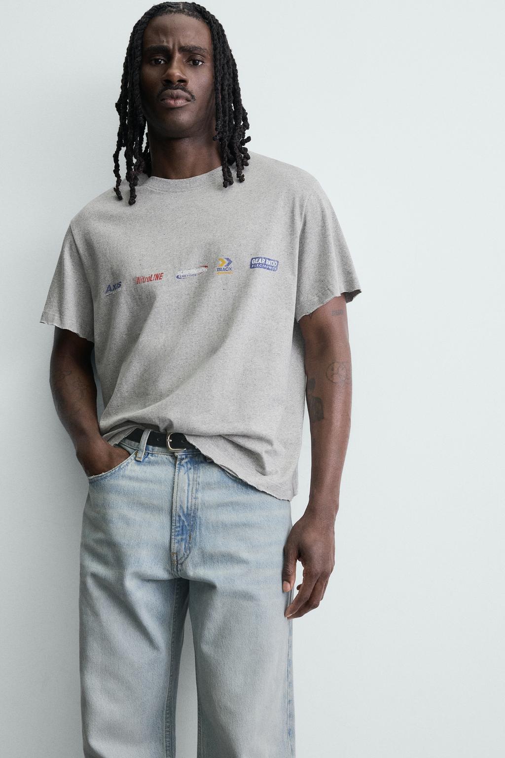 ФУТБОЛКА ИЗ ТКАНИ С ЭФФЕКТОМ ПОТЕРТОСТИ И ПРИНТОМ