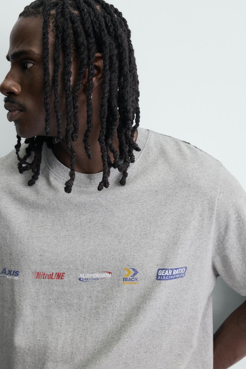 ФУТБОЛКА ИЗ ТКАНИ С ЭФФЕКТОМ ПОТЕРТОСТИ И ПРИНТОМ