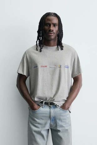 Футболка из ткани с эффектом потертости и принтом