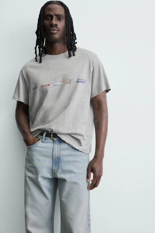 Футболка из ткани с эффектом потертости и принтом- Заказать в России