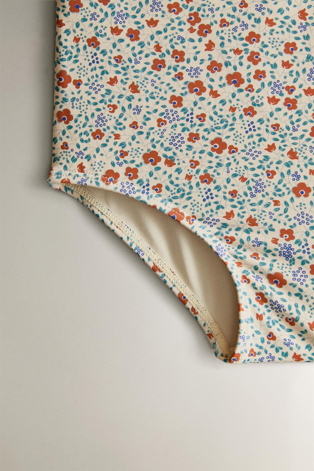 Детский купальник с цветочными оборками для пляжа