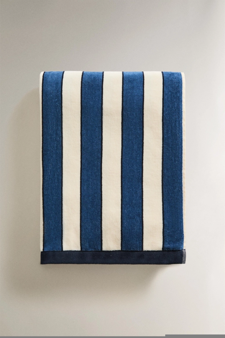 Полосатое махровое пляжное полотенце