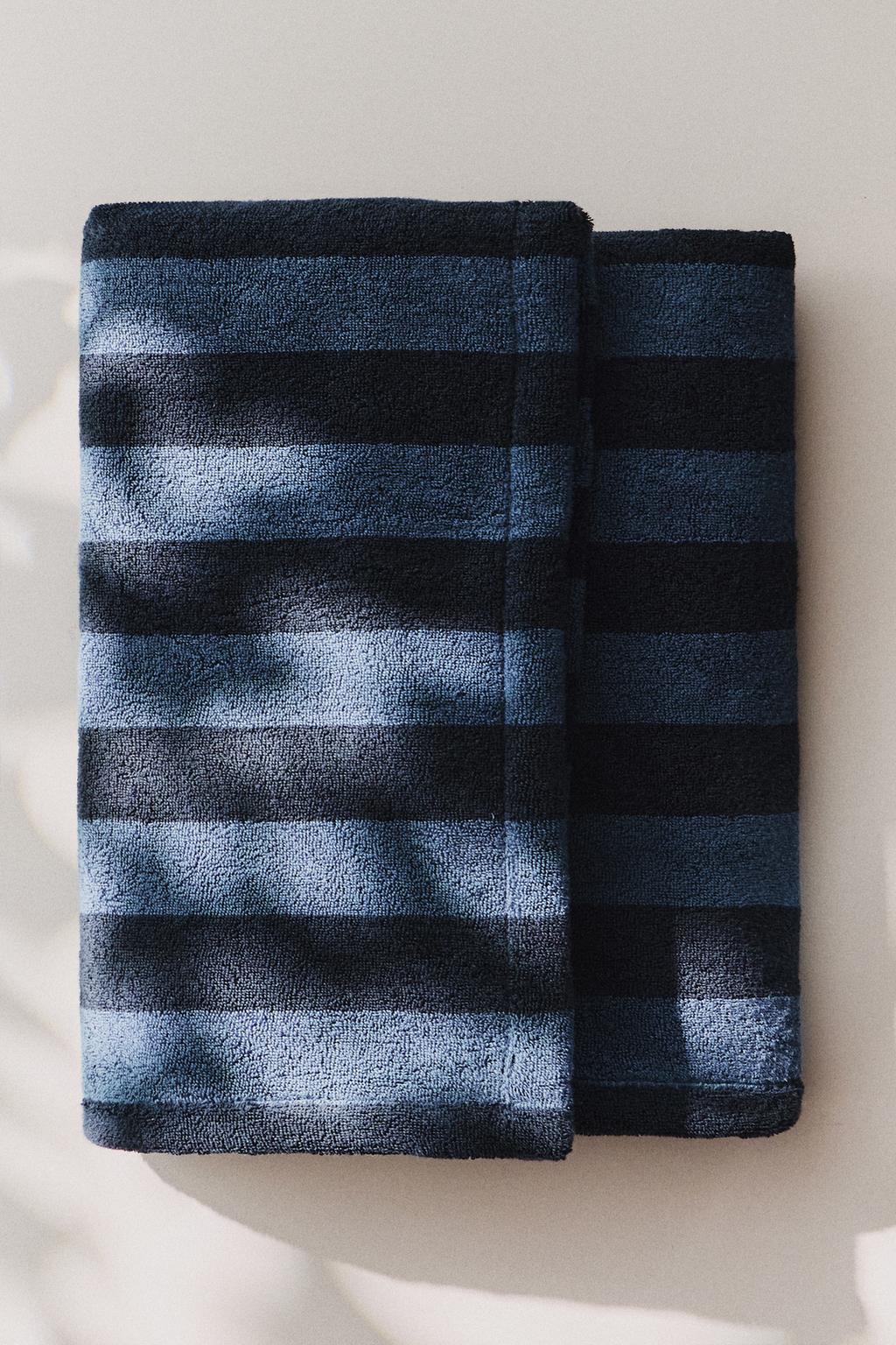 Пляжное полотенце с контрастной полосой