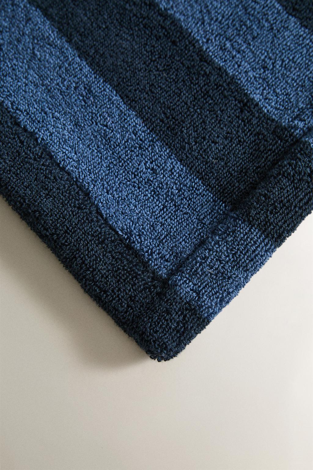 Пляжное полотенце с контрастной полосой