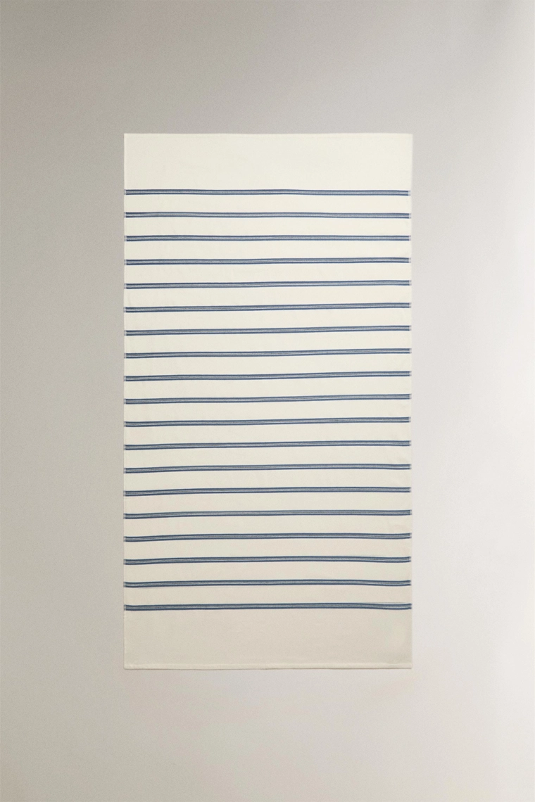 Пляжное полотенце с тонкими полосками