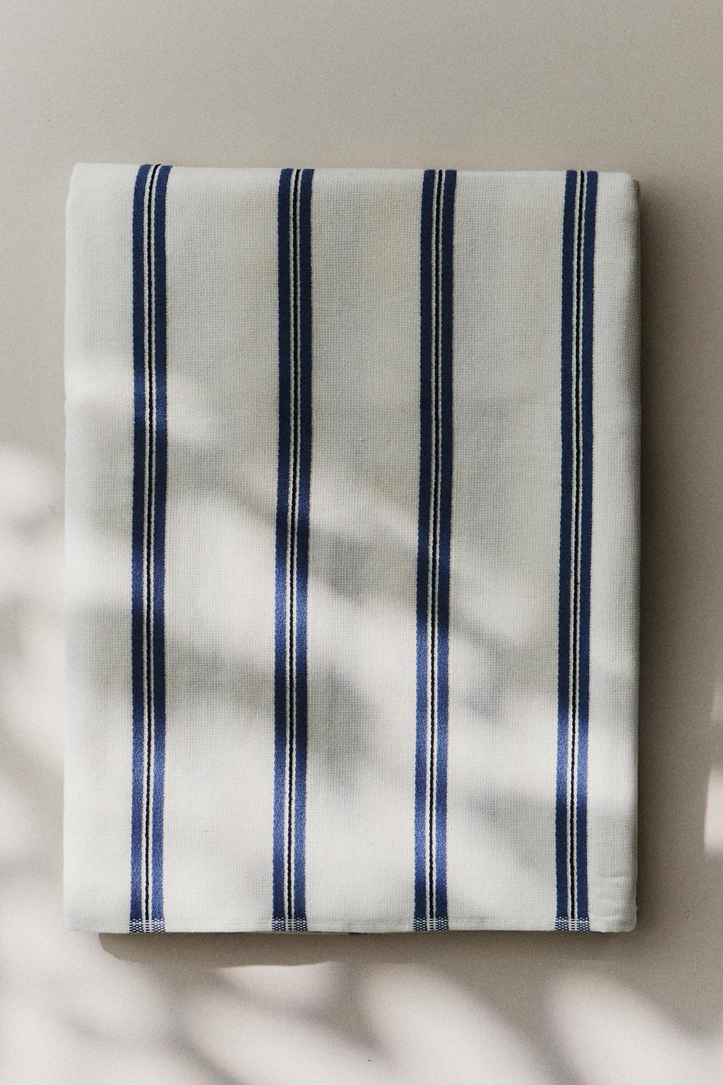 Пляжное полотенце из велюра с тонкой полосой