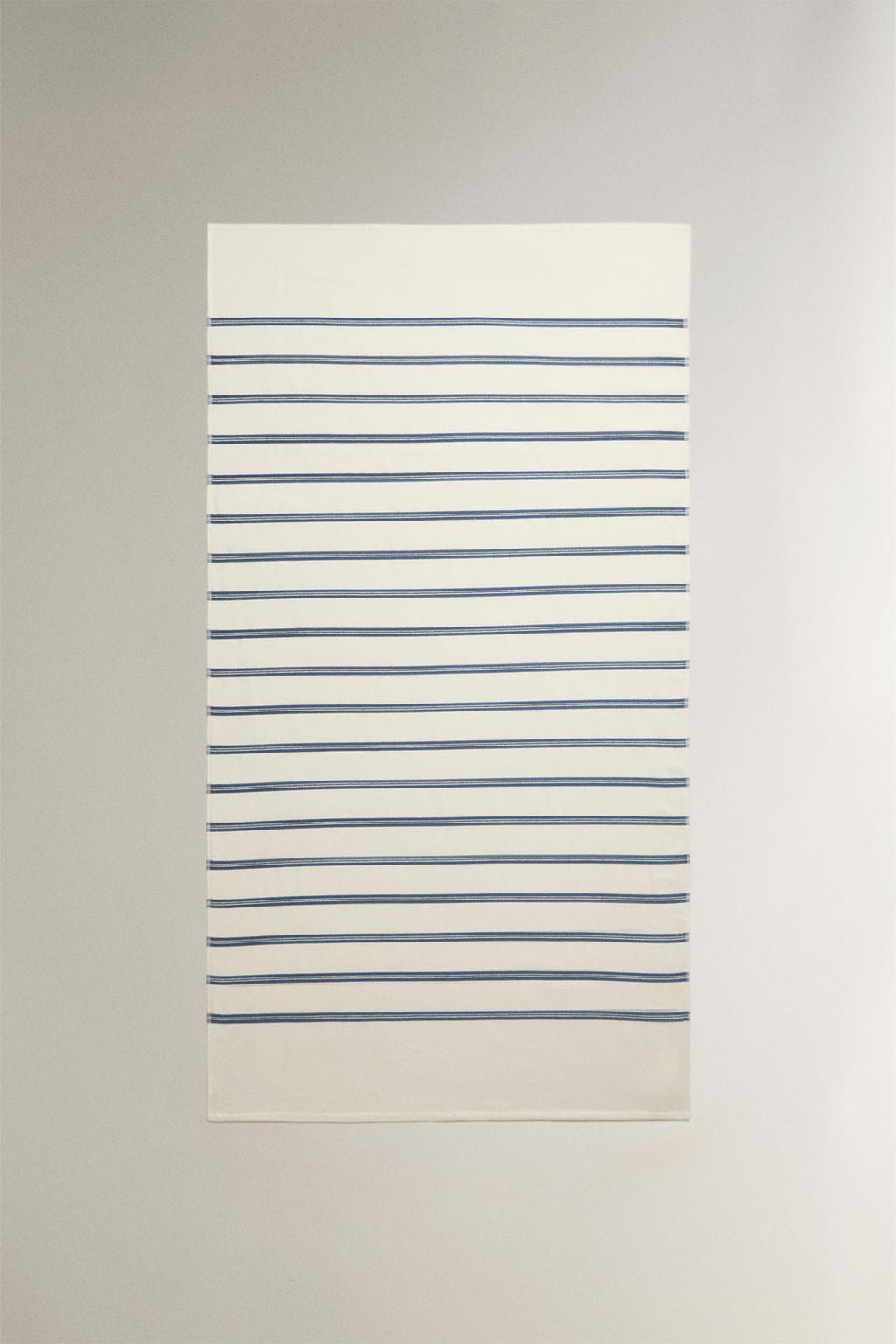 Пляжное полотенце из велюра с тонкой полосой