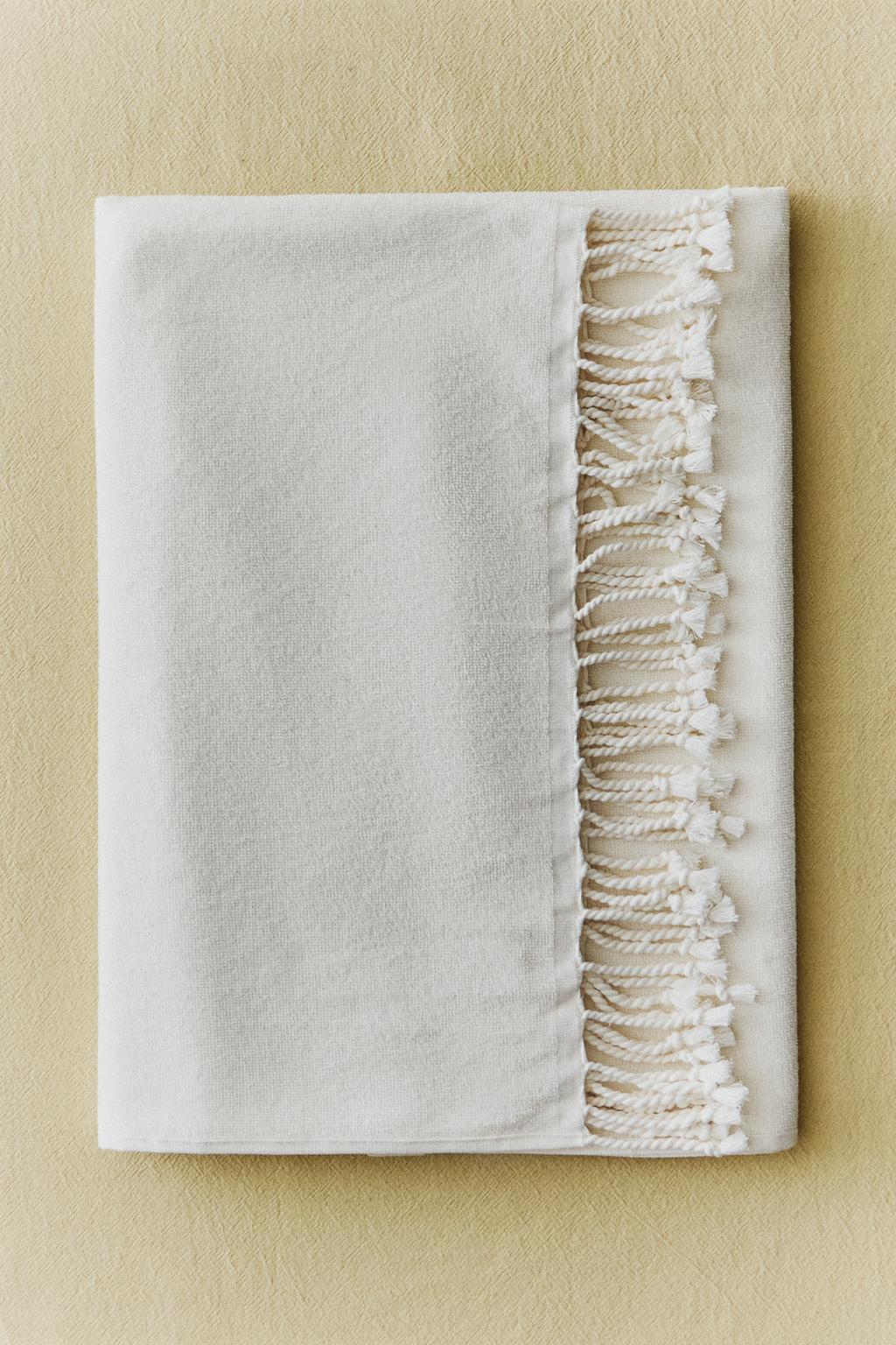 Хлопковое пляжное полотенце с бахромой