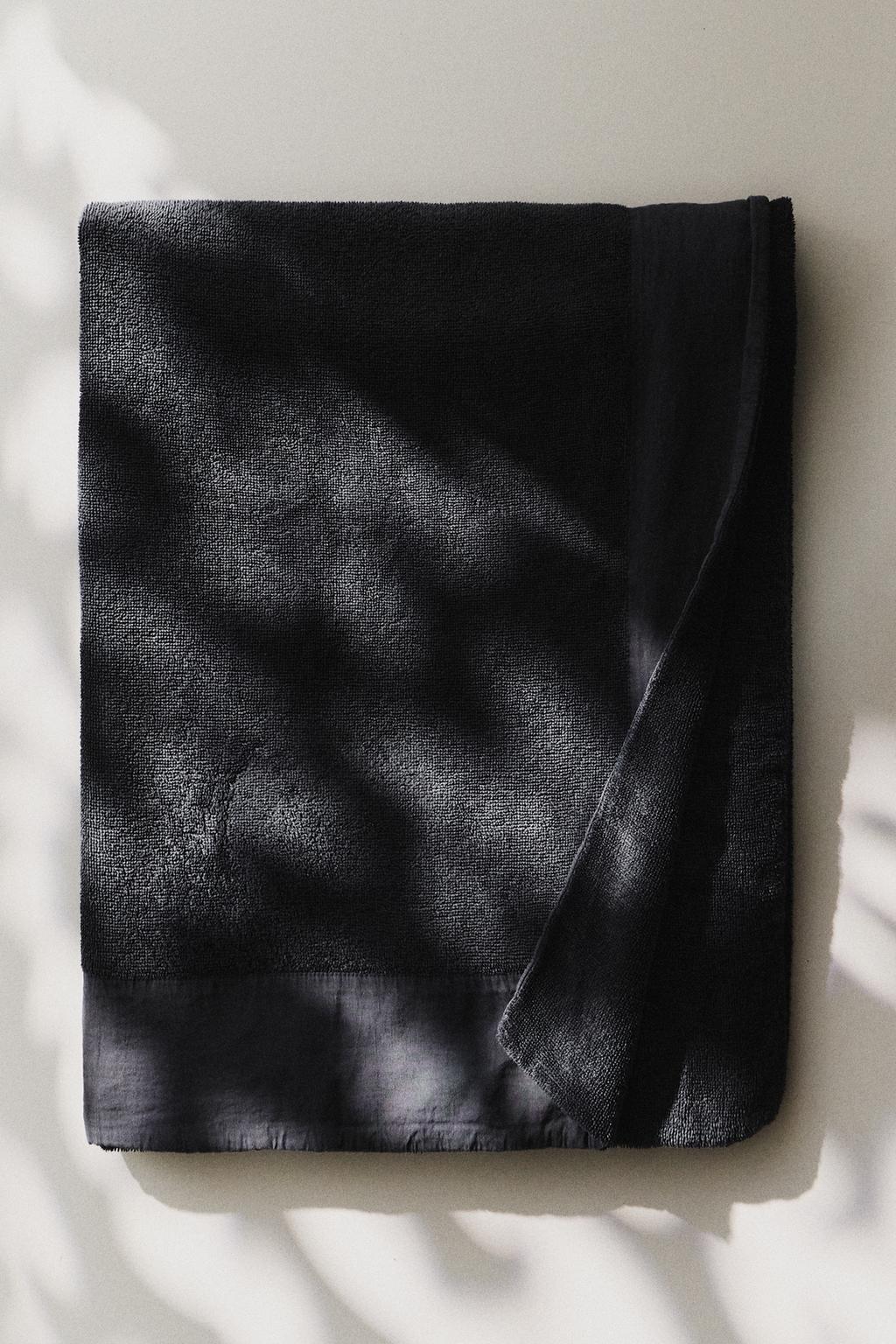 Пляжное полотенце с контрастными текстурами