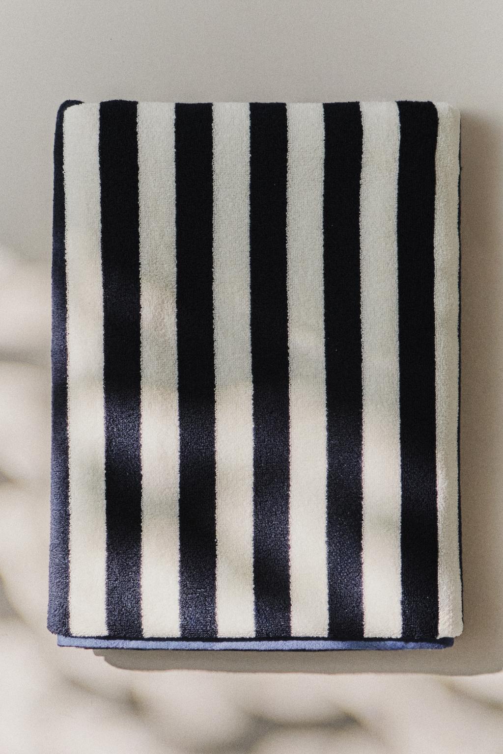 Пляжное полотенце в полоску с обратной стороной