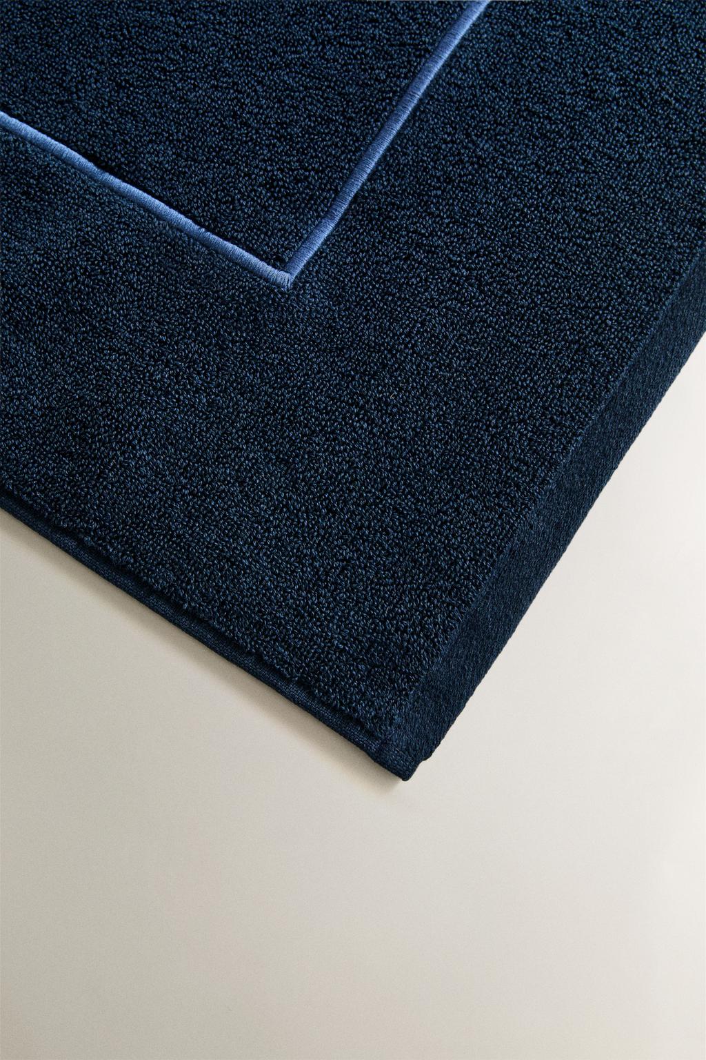 Пляжное полотенце с однотонной отделкой