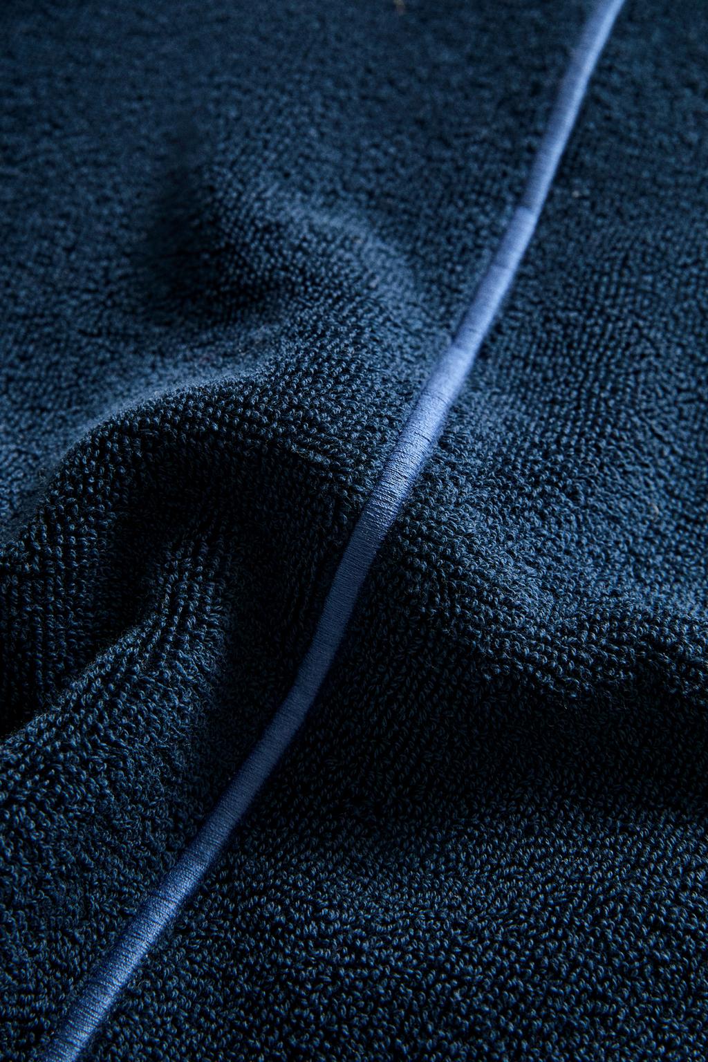 Пляжное полотенце с однотонной отделкой