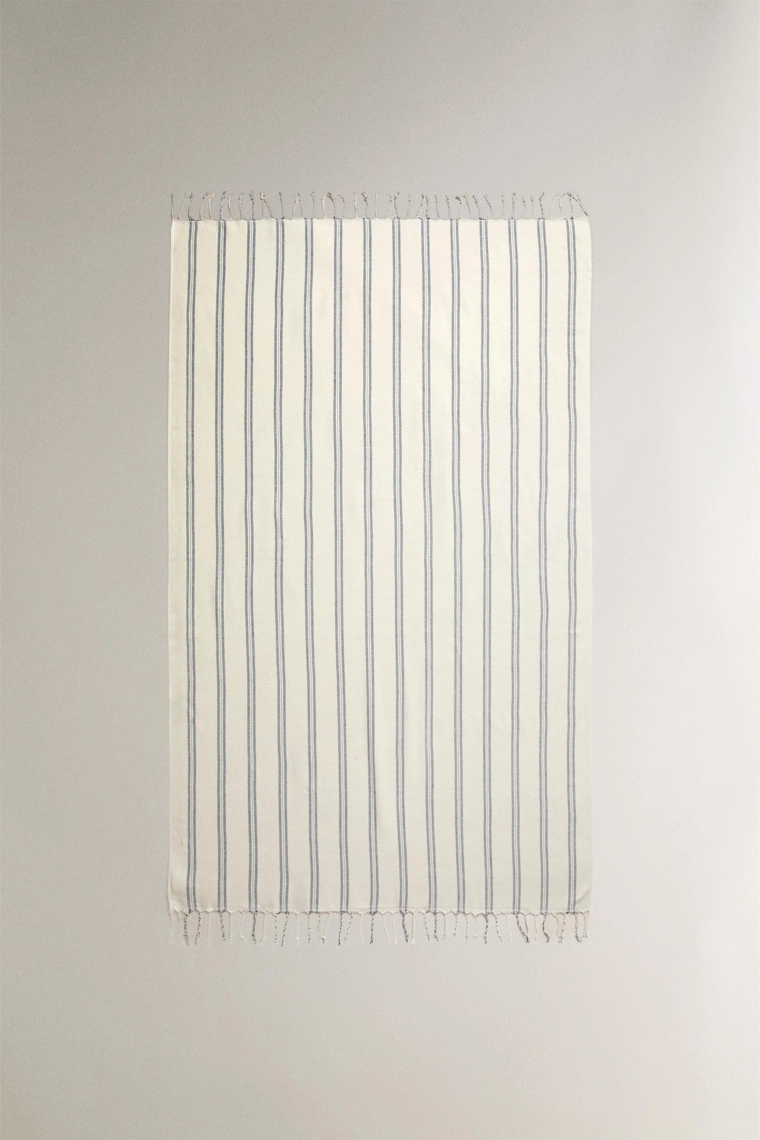 Полосатое пляжное полотенце в обмотке
