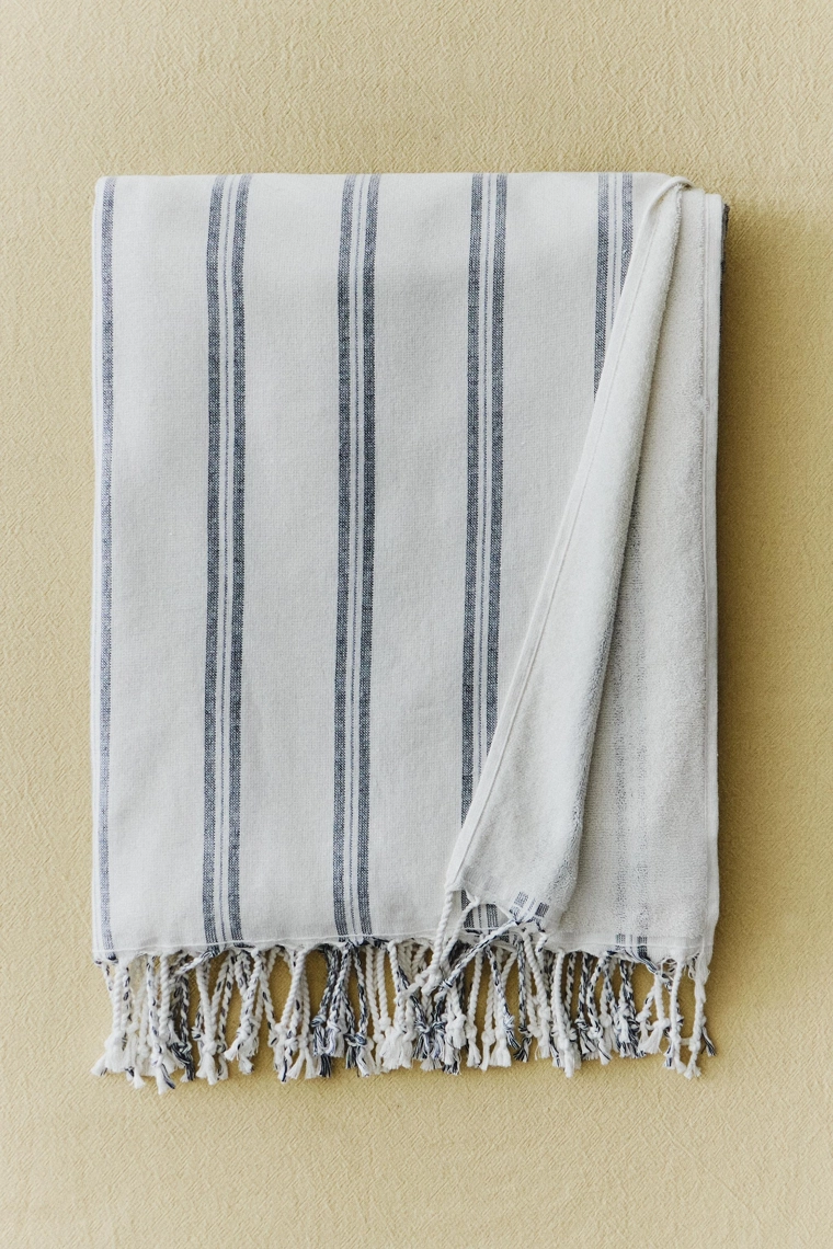 Полосатое пляжное полотенце в обмотке