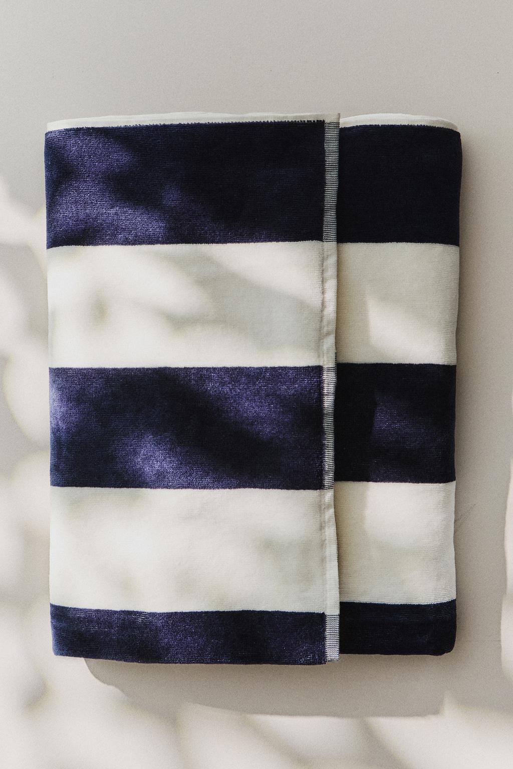 Полосатое пляжное полотенце