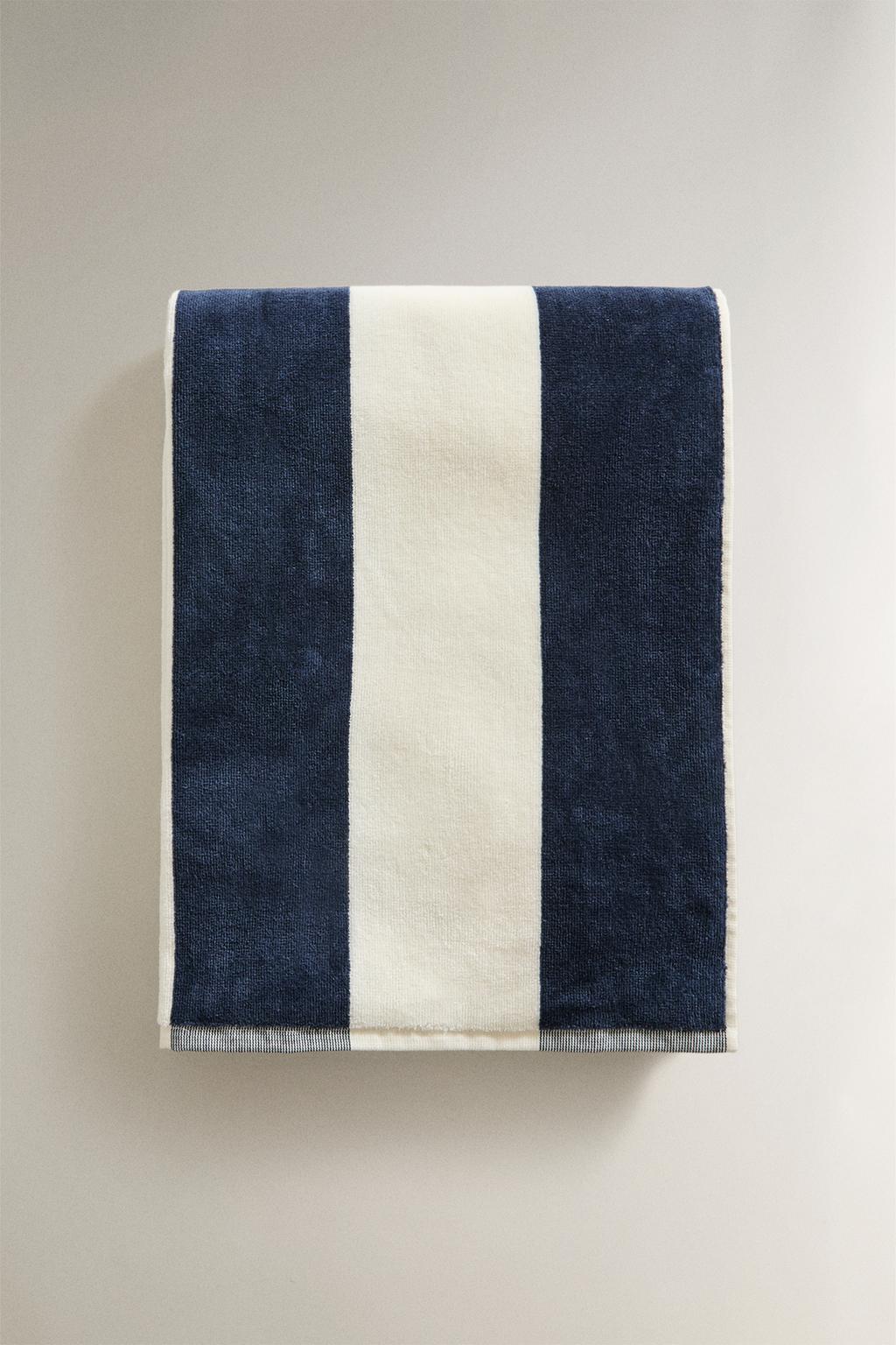 Полосатое пляжное полотенце