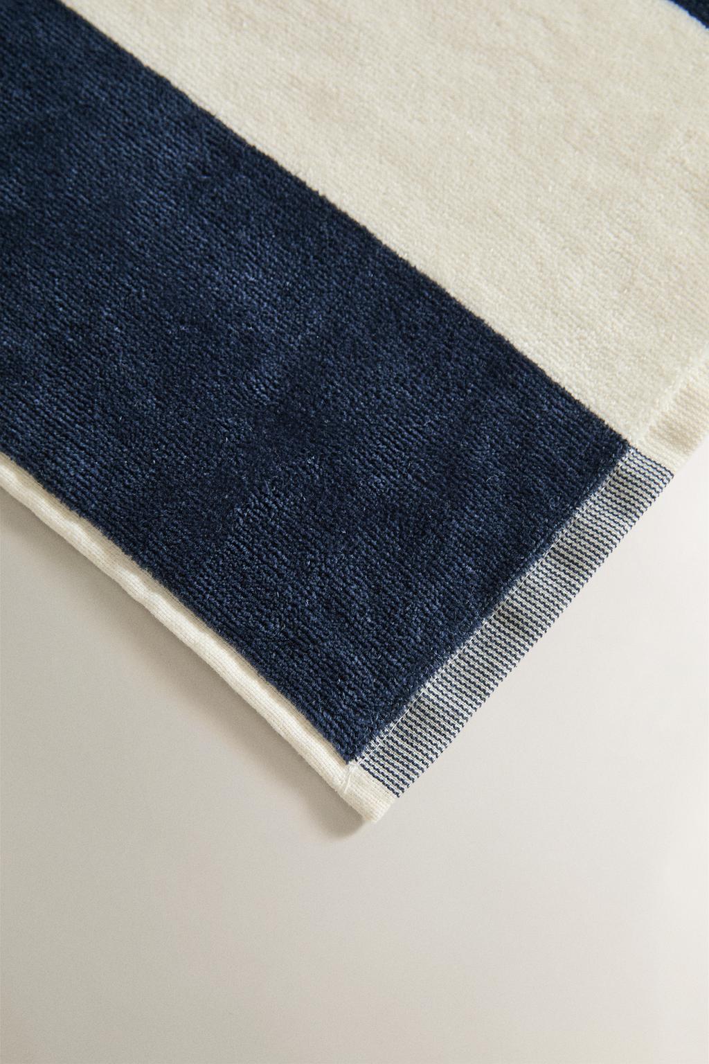 Полосатое пляжное полотенце