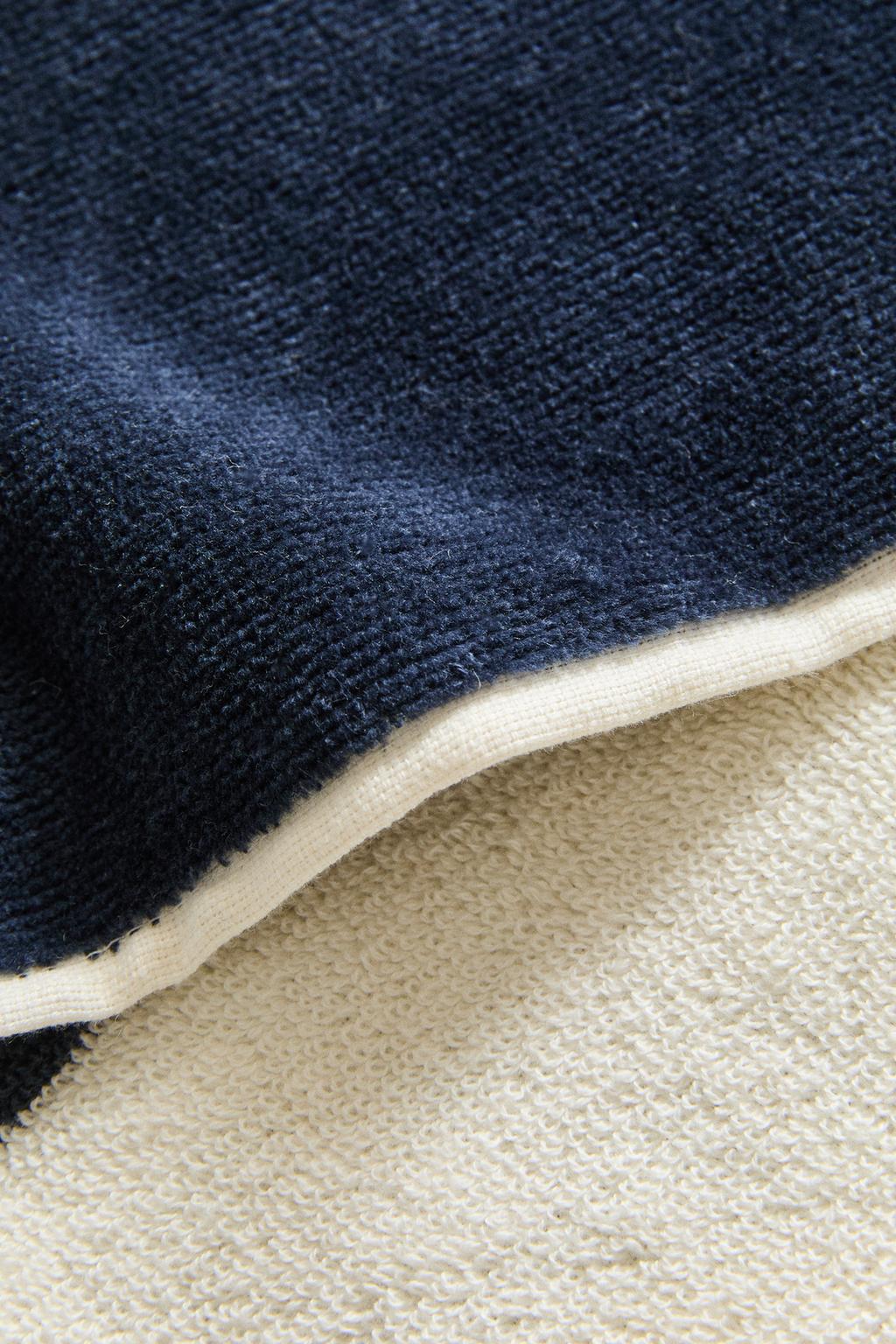 Полосатое пляжное полотенце