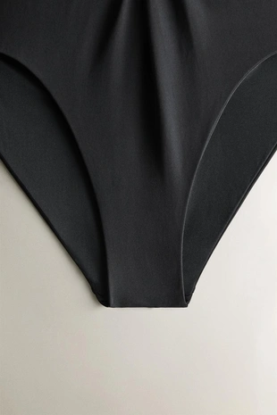 Купальник с завязкой на шее и узлом