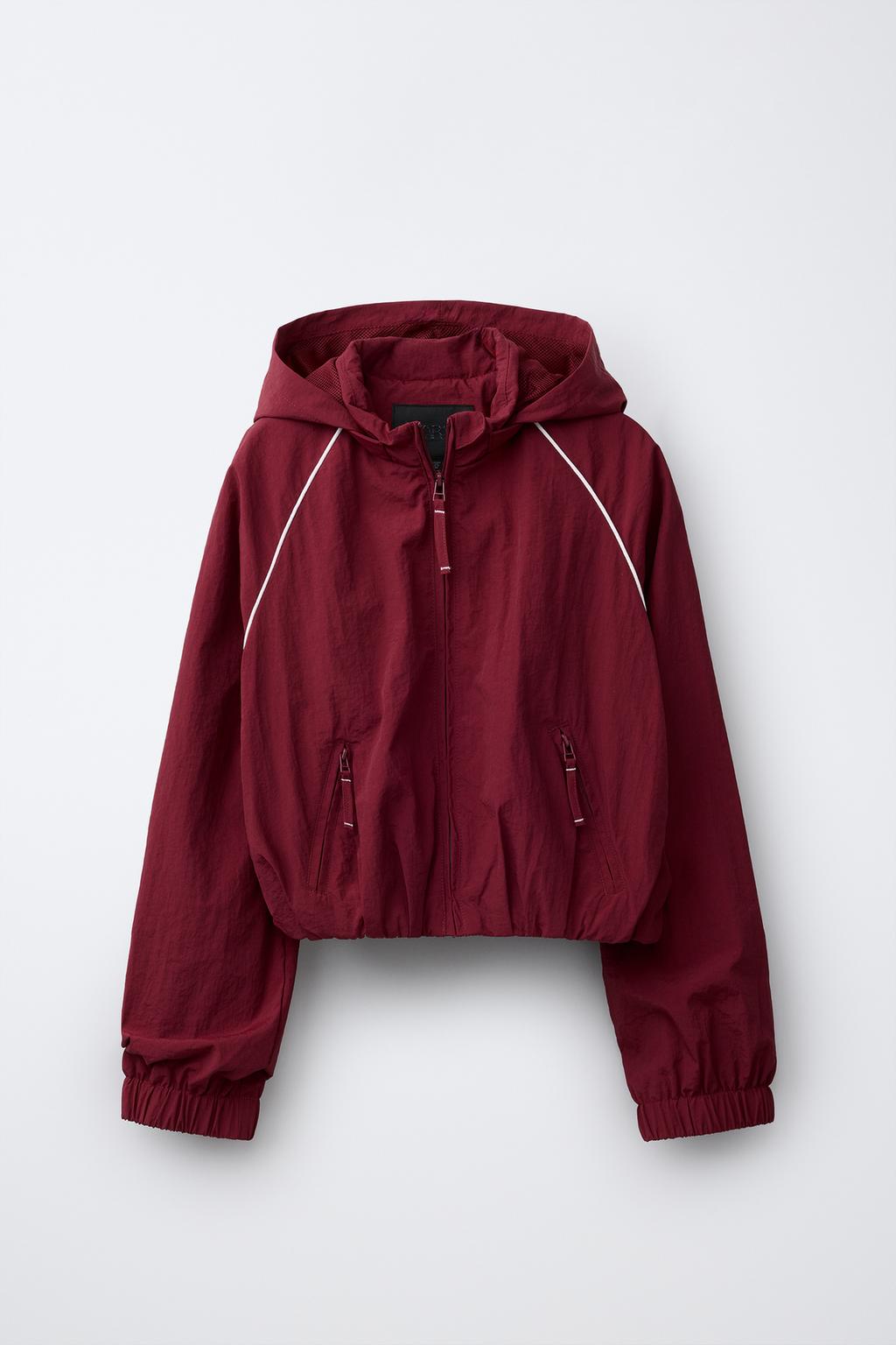 СПОРТИВНАЯ КУРТКА С КОНТРАСТНЫМИ ДЕТАЛЯМИ