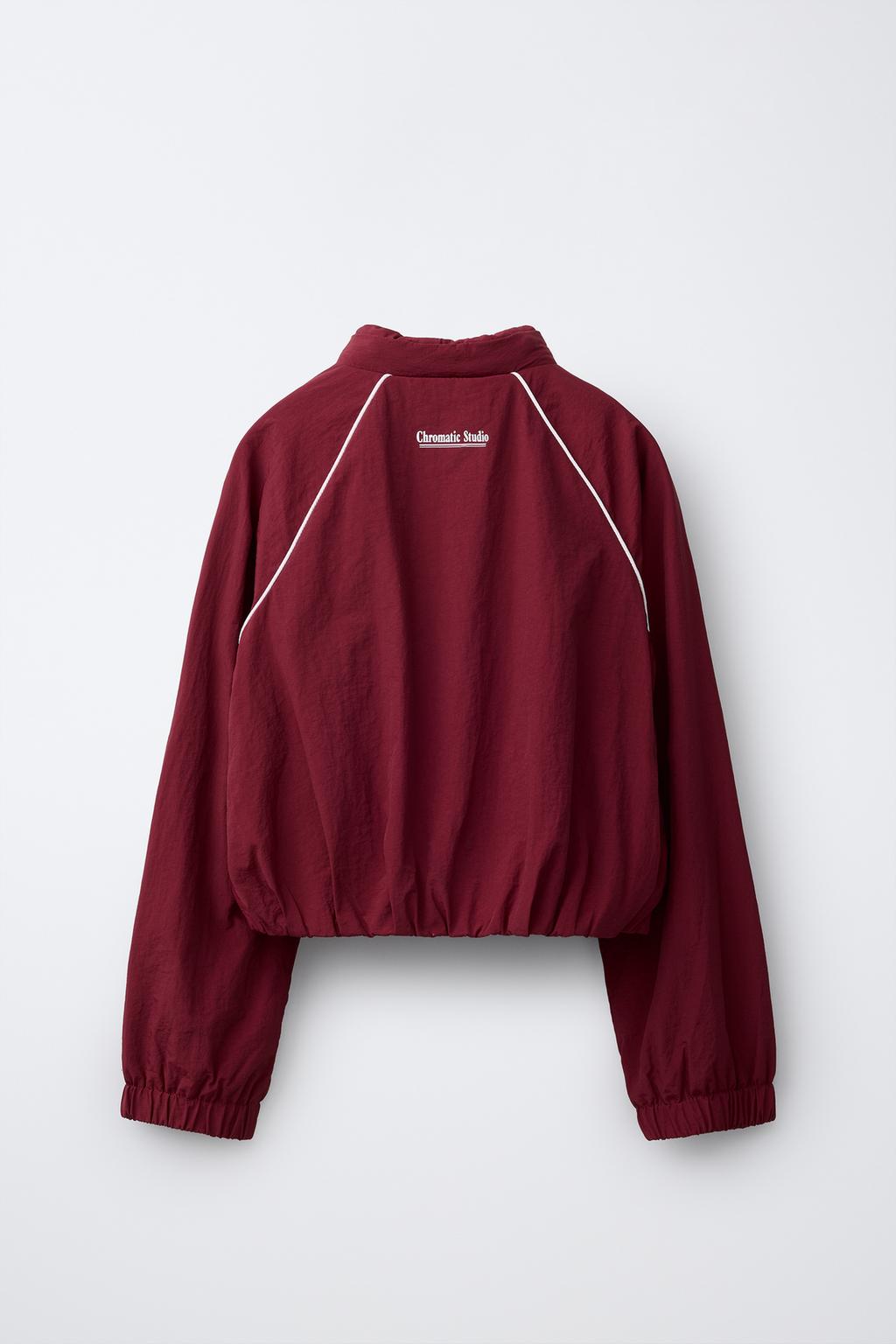 СПОРТИВНАЯ КУРТКА С КОНТРАСТНЫМИ ДЕТАЛЯМИ