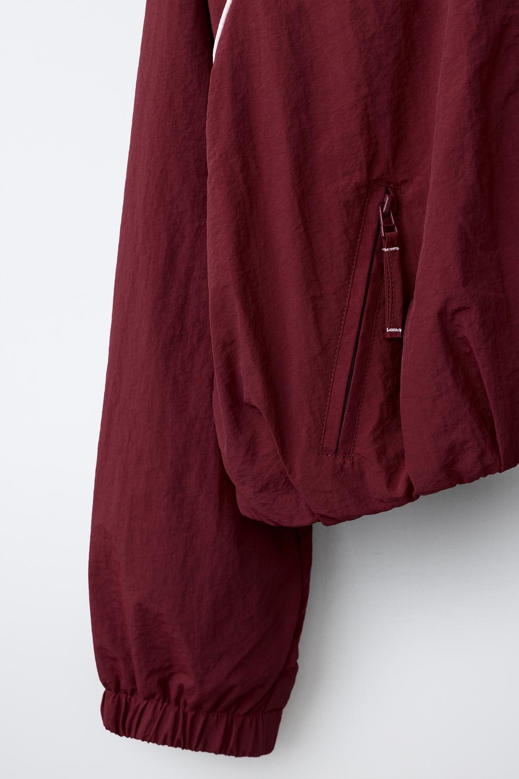 СПОРТИВНАЯ КУРТКА С КОНТРАСТНЫМИ ДЕТАЛЯМИ