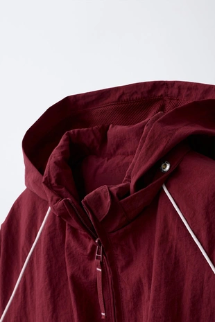 Спортивная куртка с контрастными деталями- Заказать в России