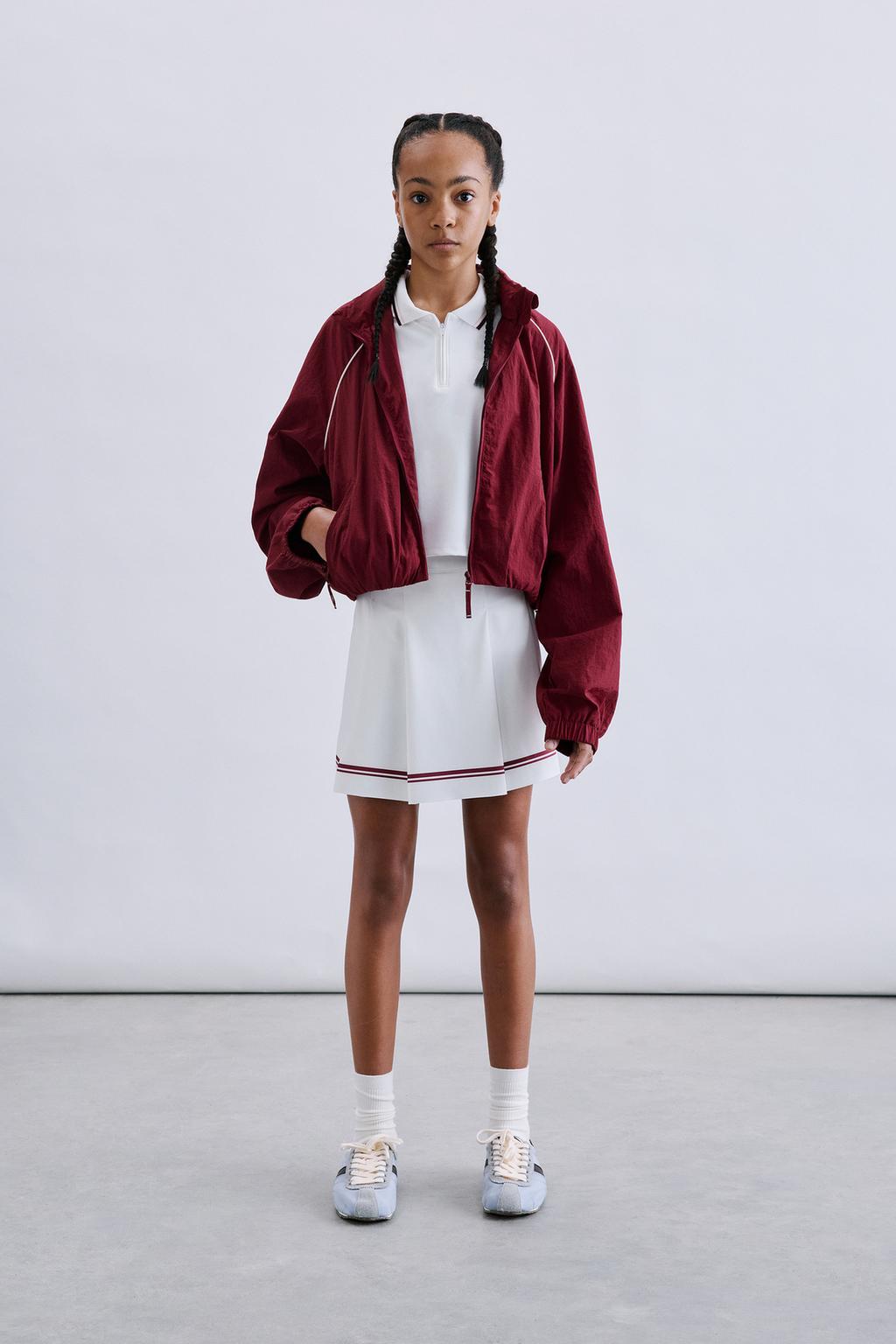 СПОРТИВНАЯ КУРТКА С КОНТРАСТНЫМИ ДЕТАЛЯМИ